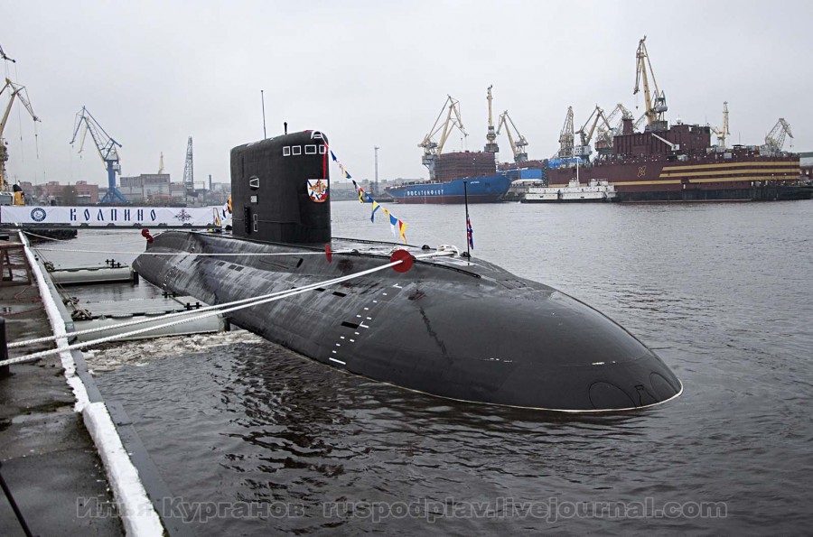 На большой подводной лодке Б-271 «Колпино» проекта 636.3 поднят Андреевский флаг На большой подводной лодке Б-271 «Колпино» проекта 636.3 поднят Андреевский флаг