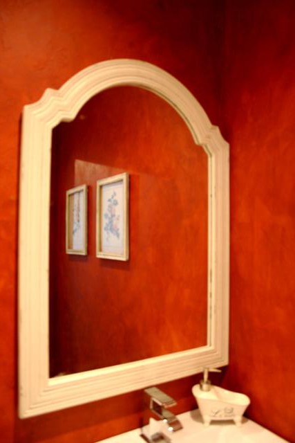 Красная ванная комната фото, зеркало в белой раме