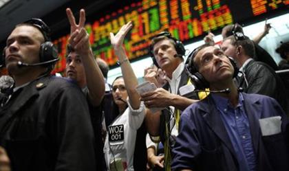 Traders work in the Euro Dollar pit at the CME Group in Chicago, August 10, 2010. The Federal Reserve on Tuesday took fresh steps to lower borrowing costs amid a softening economic recovery, announcing it would use proceeds from its maturing mortgage bonds to buy more government debt. REUTERS/John Gress (UNITED STATES - Tags: BUSINESS) Traders work in the Euro Dollar pit at the CME Group in Chicago, August 10, 2010. The Federal Reserve on Tuesday took fresh steps to lower borrowing costs amid a softening economic recovery, announcing it would use proceeds from its maturing mortgage bonds to buy more government debt. REUTERS/John Gress (UNITED STATES - Tags: BUSINESS)