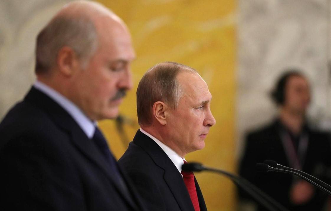 DW: Свергает ли Путин Лукашенко или помогает ему? DW: Свергает ли Путин Лукашенко или помогает ему?