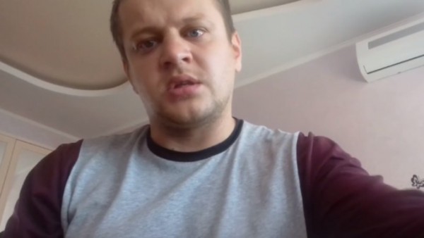 «Закрыли двери в кинозал, залезли в телефон и удаляют фотографии»