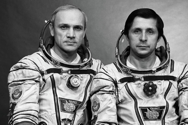Экипаж космического корабля «Союз Т-13» Владимир Джанибеков и Виктор Савиных.