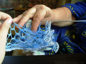 вязание шарфа ленточной пряжей спицами
