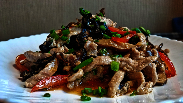 Фото к рецепту: Мясо веревочкой свинина со вкусом рыбы 鱼香肉丝
