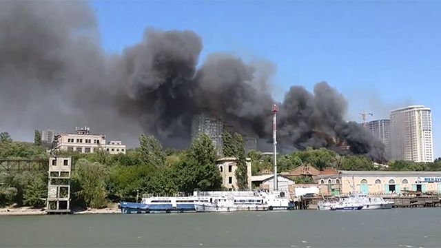 Видео: крупный пожар охватил 10 частных домов в Ростове, идет эвакуация улицы