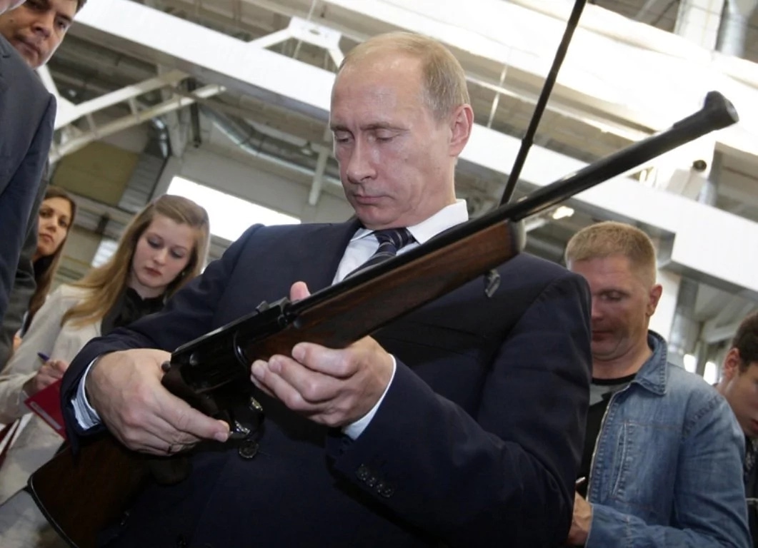 Путин с дробовиком