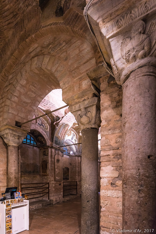 Могилы E и F (слева направо) в экзонартексе. Мозаики и фрески монастыря Хора. Церковь Христа Спасителя в Полях.
