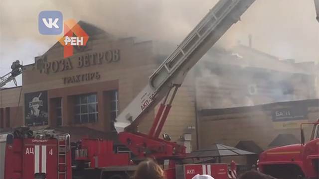 Крупный пожар в кафе и офисном здании в Оренбурге ликвидирован