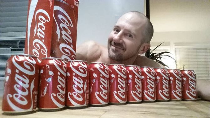 ЭТОТ ПАРЕНЬ РЕШИЛ ПИТЬ ПО 10 БАНОЧЕК «КОКА-КОЛЫ» ЕЖЕДНЕВНО. ЧЕРЕЗ МЕСЯЦ ЕГО БЫЛО НЕ УЗНАТЬ!