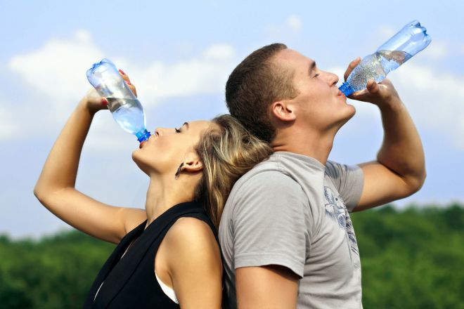 Люди пьют воду