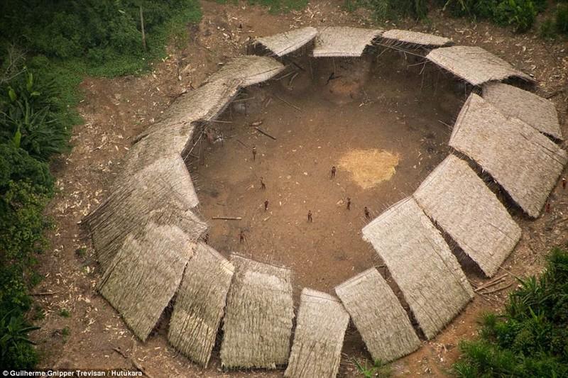 В джунглях Амазонки обнаружено еще одно нетронутое цивилизацией племя (8 фото)