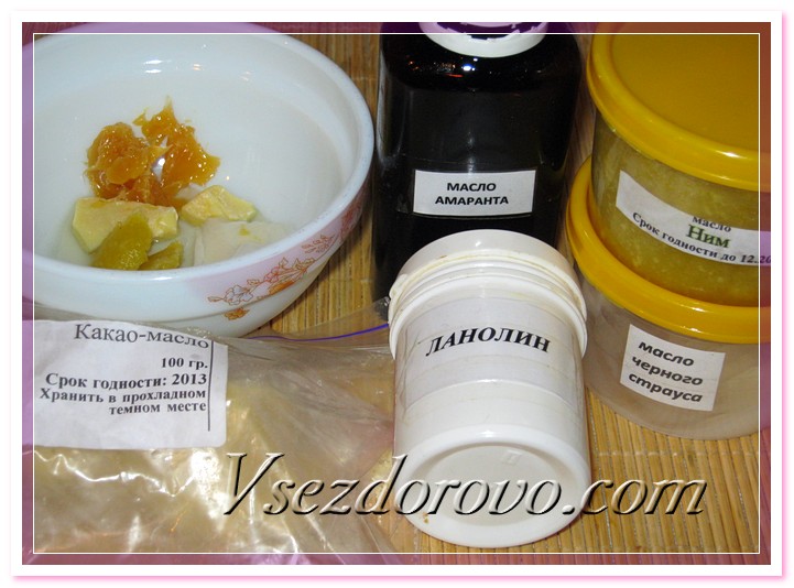 На водяной бане растапливаем масла