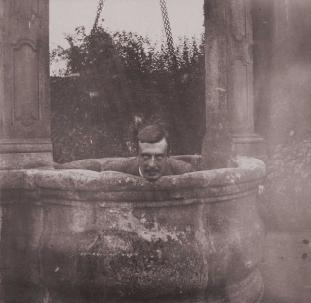 Император Николай II дурачится с друзьями на фотографиях 1899 года Император Николай II дурачится с друзьями на фотографиях 1899 года