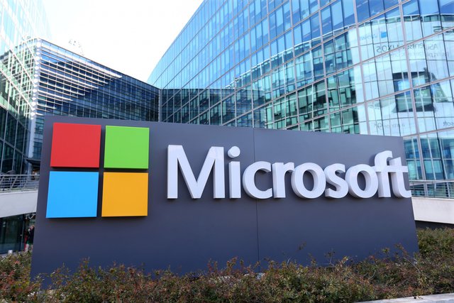 Microsoft разделяется, главный по Windows уходит Microsoft разделяется, главный по Windows уходит