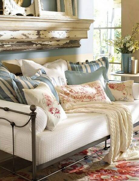 Декоративные подушки на диван: как расставить акценты - 6 советов + 20 фото