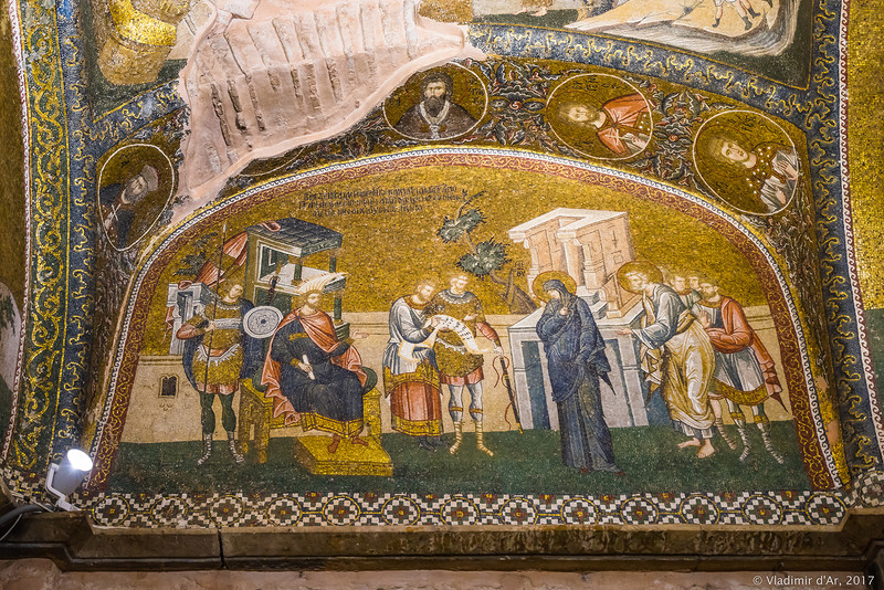 Святое семейство стоит перед губернатором Сирии Квиринием (Кирением). Мозаики и фрески монастыря Хора.