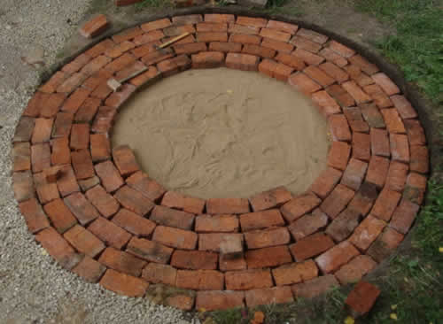 Клумба из битого кирпича своими руками фото 19