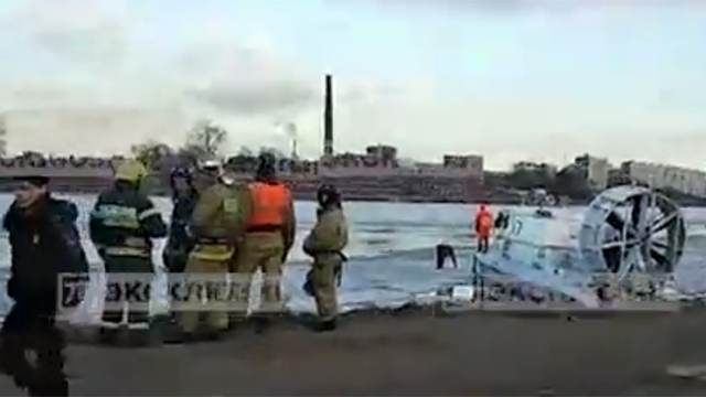 Видео: спасатели разыскивают тело мальчика, провалившегося под лед на Неве