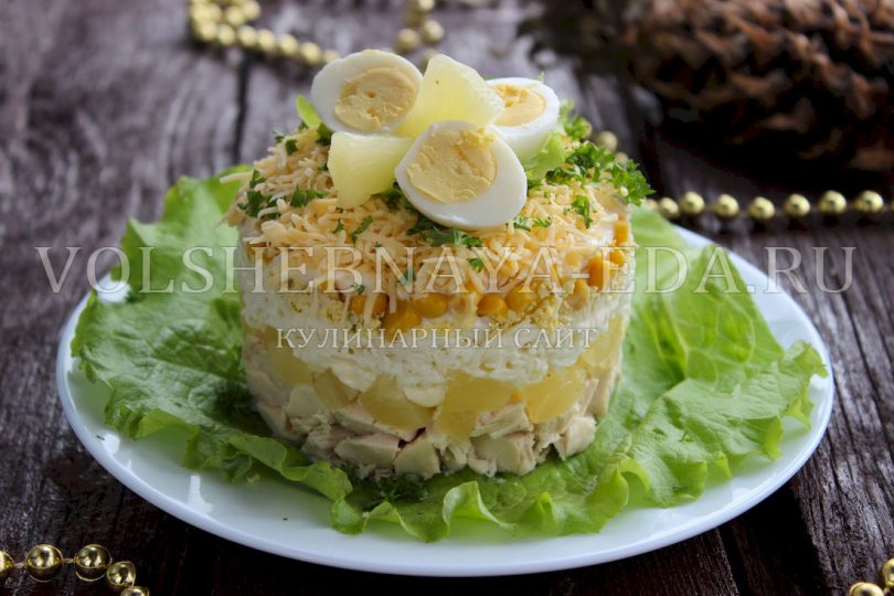 Салат с ананасами, курицей, сыром и яйцом слоями