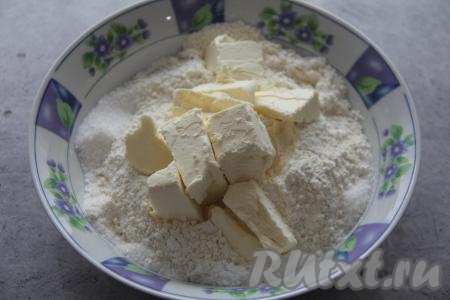 К смеси сухих ингредиентов добавить кусочки холодного (из холодильника) маргарина, перетереть руками до получения однородной, мелкой крошки.