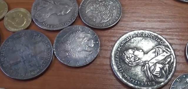 Двое москвичей пытались продать поддельную старинную монету