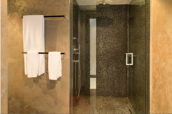 Строгий интерьер ванной комнаты в традиционном мужском стиле. 