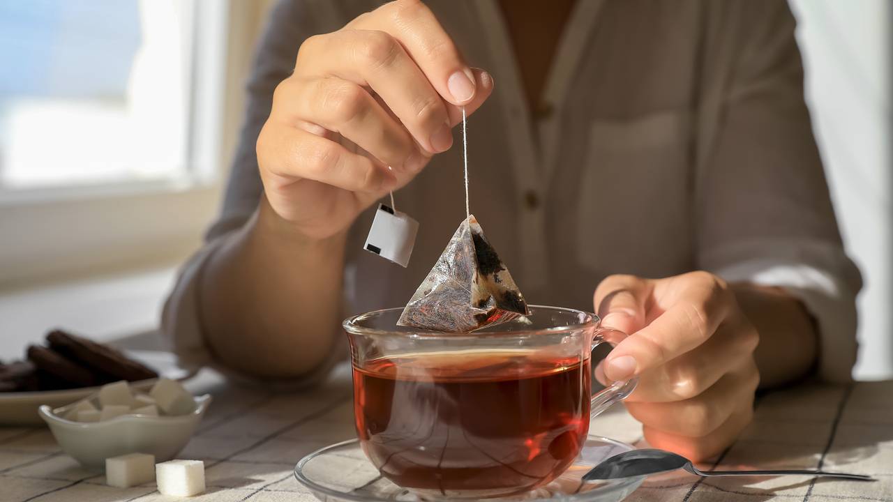 Россиянам назвали важное правило хранения чайных пакетиков