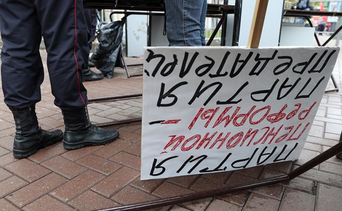 Власть в тупике: Народ не простил Медведеву и Путину пенсионную реформу