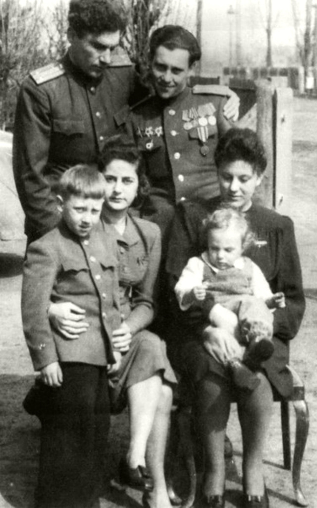 1064 Высоцкие в г.Ратенов, Германия. Фото 1947 года.jpg 1064 Высоцкие в г.Ратенов, Германия. Фото 1947 года.jpg