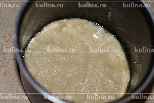 Цветаевский пирог со сливами Форму для выпечки смазать растительным маслом, выложить тесто.