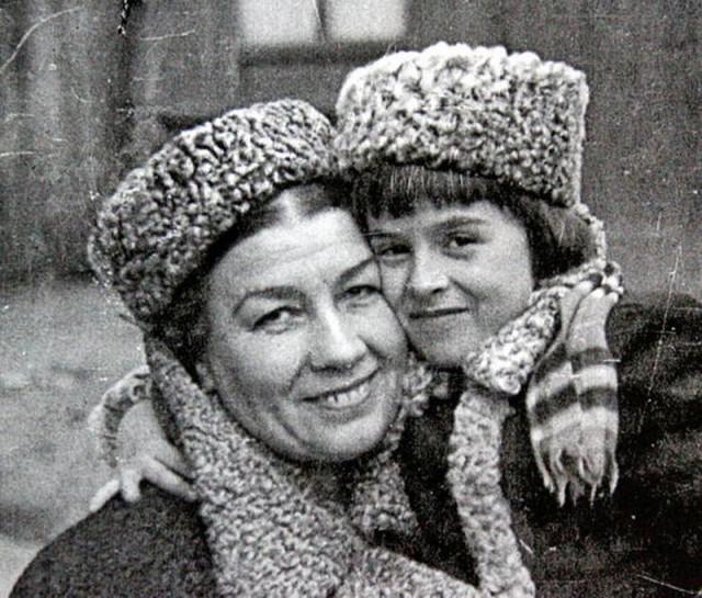 Знаменитости в кругу семьи. Фото из домашних архивов Знаменитости в кругу семьи. Фото из домашних архивов