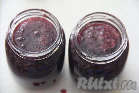 Снять горячее повидло с огня и разложить по баночкам, закрутить крышками. Перевернуть банки вверх дном, укутать в тёплое полотенце, оставить их до полного остывания, а затем убрать в прохладное место на хранение.