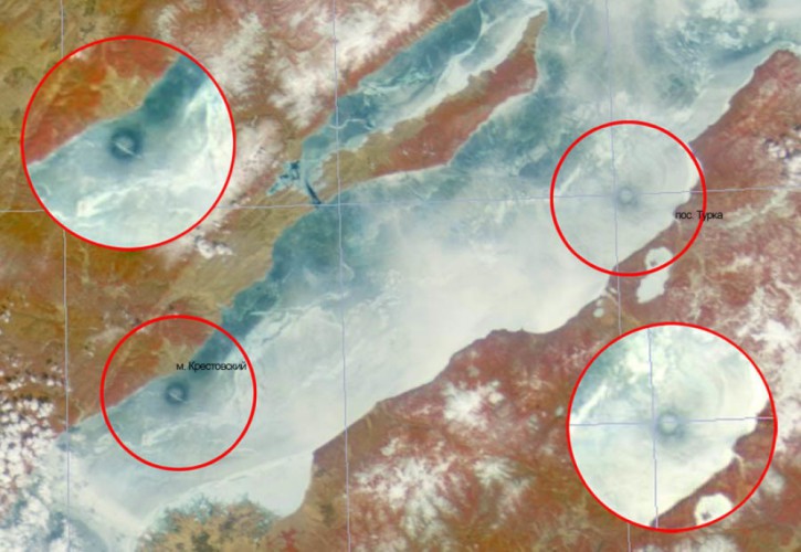 Ледовые кольца
Кольца, диаметр которых достигает нескольких километров, образовывались на льду Байкала в 2003, 2005, 2008 и 2009 годах. Увидеть их можно только из космоса. Скорее всего, в их появлении виноваты выбросы метана, но это не точно.
