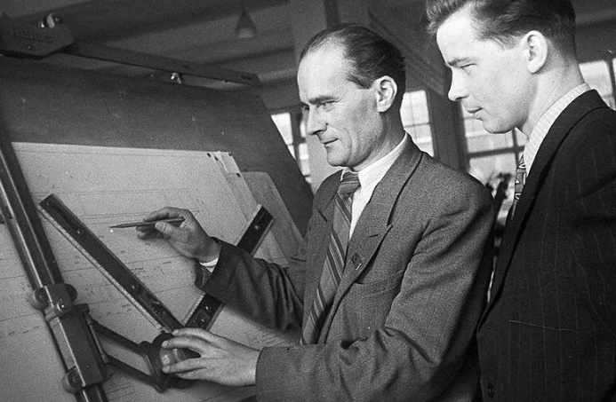 Свердловские инженеры. Тогда Инженер - звучало гордо, а с 90-х стало звучать с насмешкой, в почете стали "фраеры"