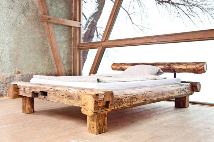 Кровать из массива древесины. 