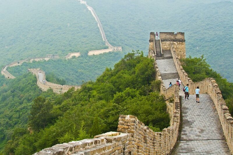 Подъемы и спуски Великой Китайской стены очень крутые. достопримечательности, интересное, фотографии
