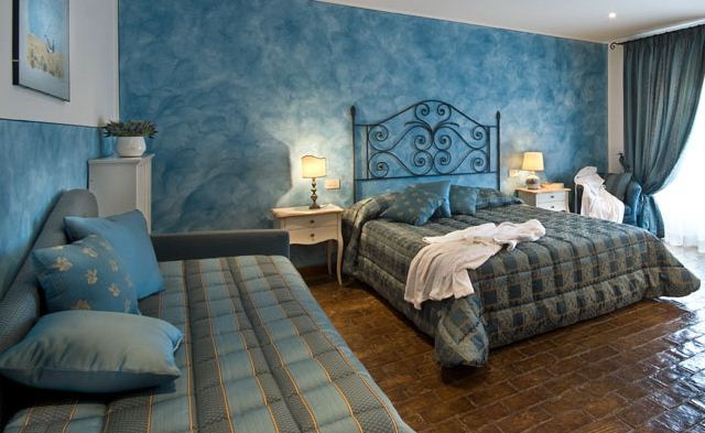 Итальянская спальня в голубых тонах