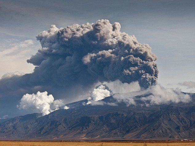 Началось извержение двух крупных вулканов исландия, Папуа - Новая Гвинея, вулкан, извержение
