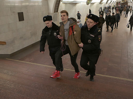 Московская полиция не позволила провести флешмоб «В метро без штанов» Московская полиция не позволила провести флешмоб «В метро без штанов»