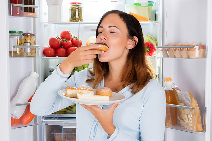 Хватит бегать к холодильнику! Как перестать переедать без причины?