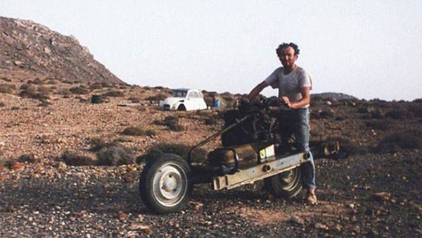 В 1993 году машина парня сломалась посреди пустыни. В 1993 году машина парня сломалась посреди пустыни.
