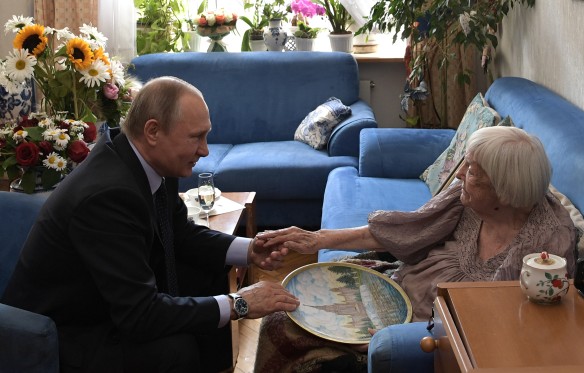  Владимир Путин и Людмила Алексеева. Фото: Алексей Никольский/ТАСС