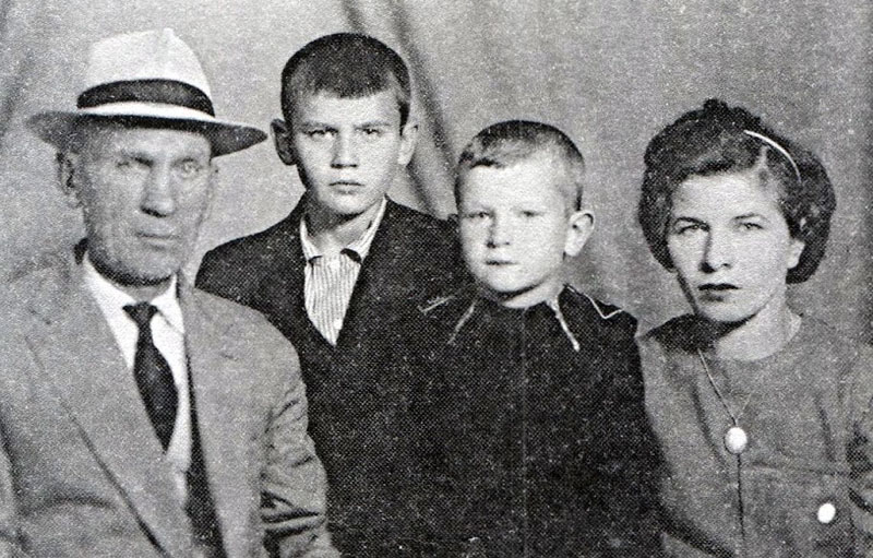 1068 Владимир Максимович и Ольга Юльевна Тальковы с сыновьями - Владимиром и Игорем (рядом с мамой).jpg 1068 Владимир Максимович и Ольга Юльевна Тальковы с сыновьями - Владимиром и Игорем (рядом с мамой).jpg