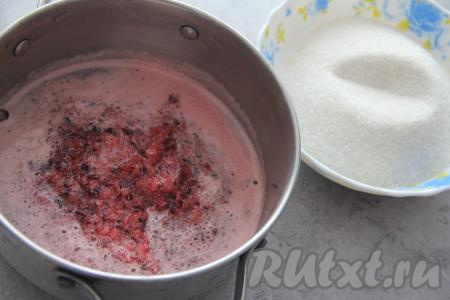 Получившееся пюре из черешни переложить в кастрюлю, в которой будете варить повидло.