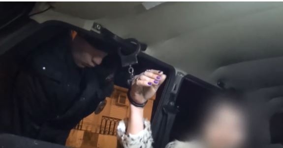 "Фамилию свою назови, чудовище". Пьяная автоледи разгромила полицейскую машину "Фамилию свою назови, чудовище". Пьяная автоледи разгромила полицейскую машину