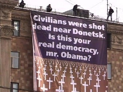 У здания посольства США в Москве появился плакат с крестами и вопросом, адресованным Бараку Обаме