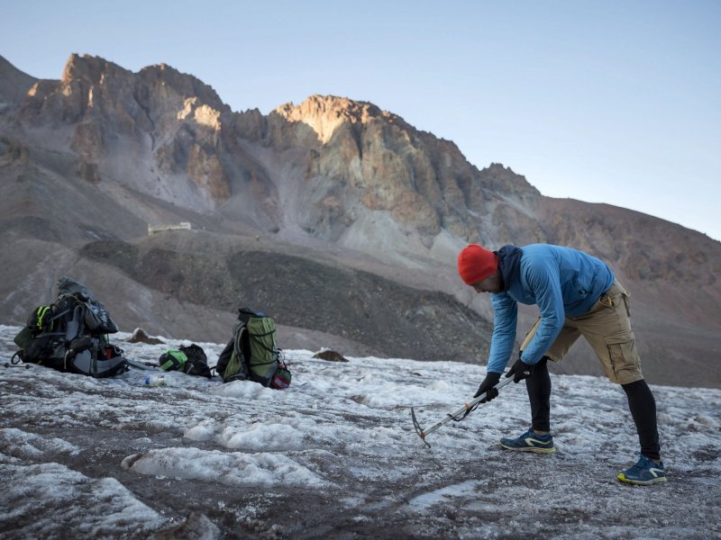 Венгерский альпинист Нандор Терек готовится устанавливать палатку на леднике по пути к вершине горы Казбек, 13 сентября 2017 года. гора, горы, грузия, кавказ, казбек, красота, природа, фото