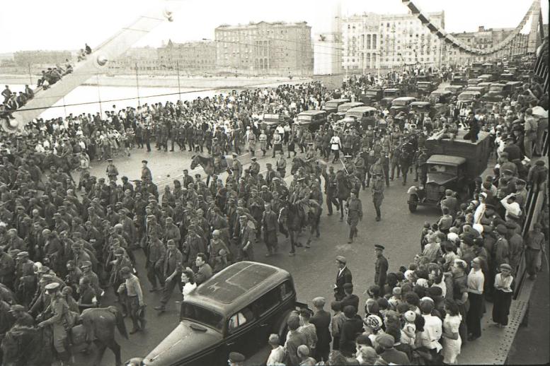 Марш пленных немцев по Москве