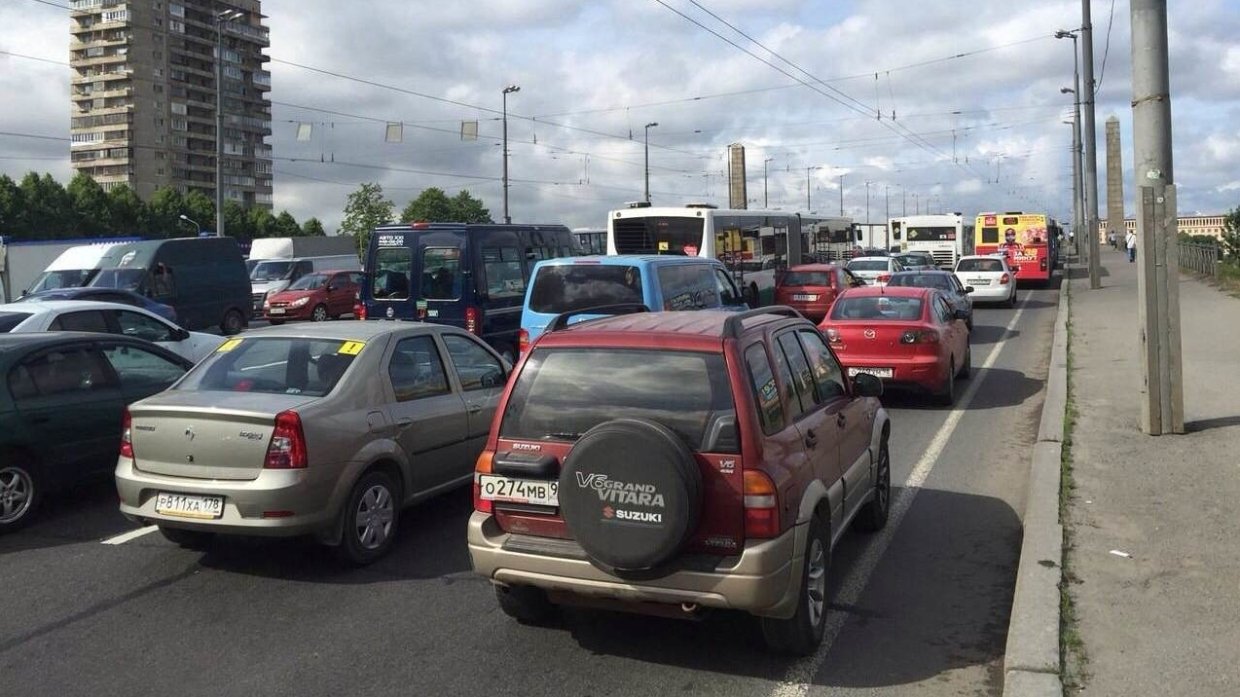 Москва встала в девятибалльных пробках из-за дождя Москва встала в девятибалльных пробках из-за дождя