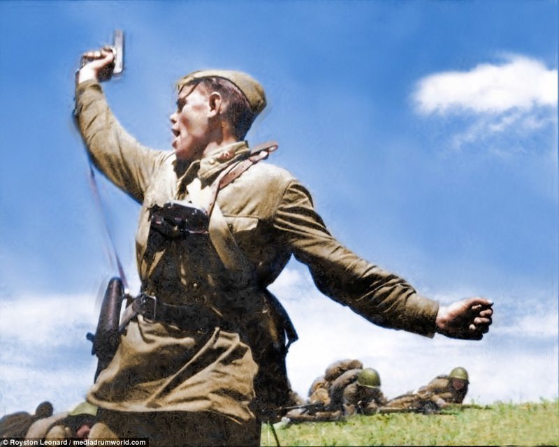 Сталинградская битва (фото). Цветные фотографии Сталинградской битвы (1942-1943). Русский офицер, возглавляет наступление, вооруженный пистолетом